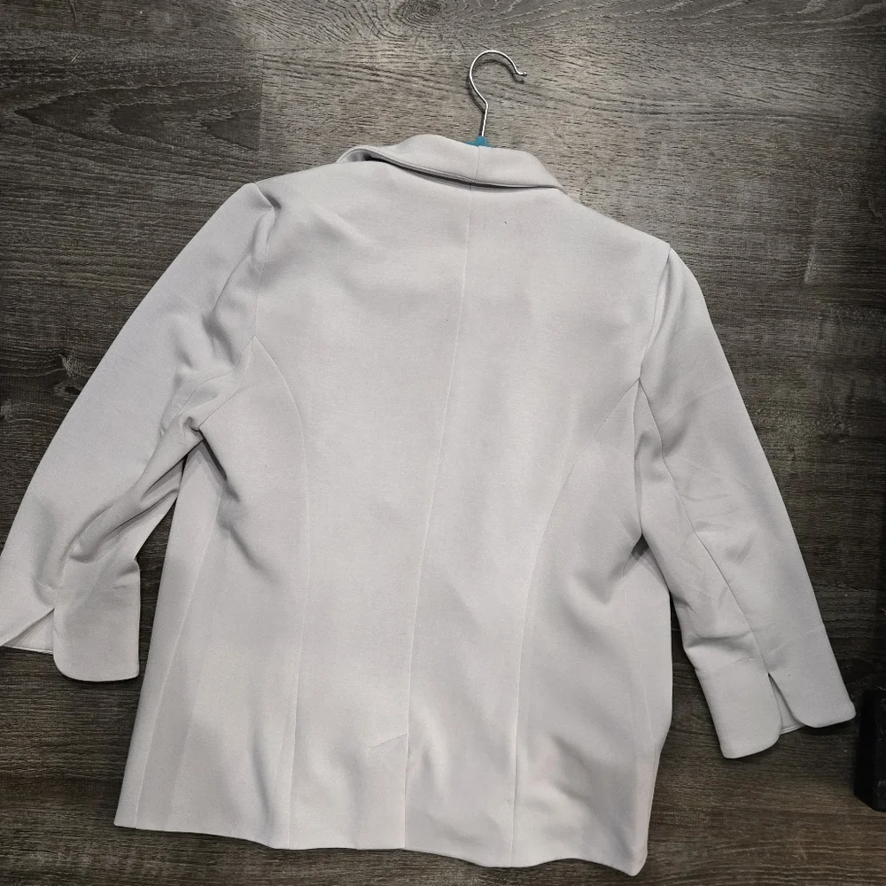 Skues Are Blue Elegant Women's Blazer - Light Gray With Pockets - Picture 2 of 3